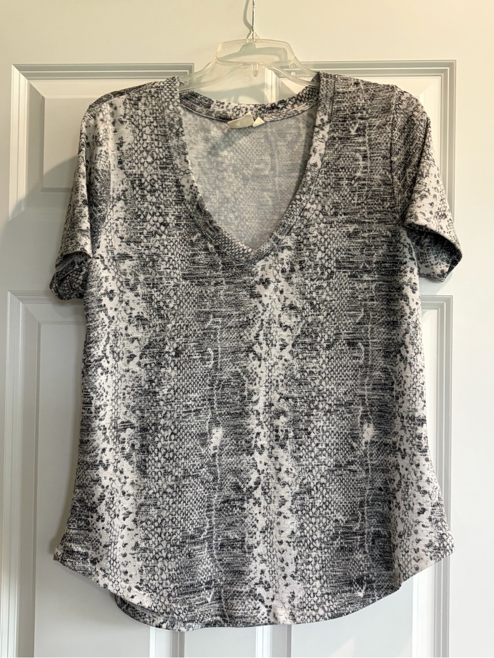 Women's Gray Snake-Print V-Neck Short Sleeve Tee